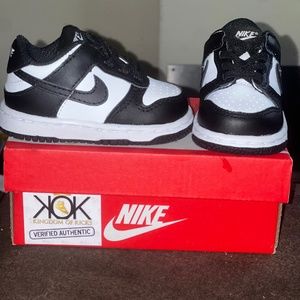 Low black white dunks 3c fits like 2c